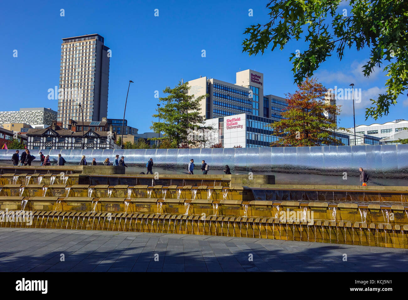 Sheffield, UK railways Station, mit Brunnen und Wasserfällen Stockfoto