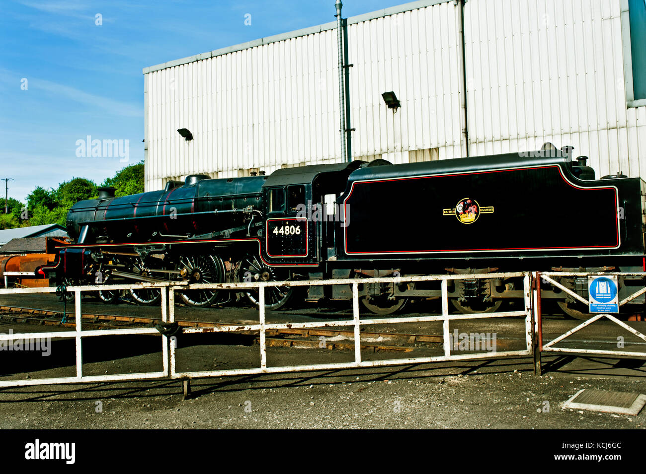 Schwarz 5 Nr. 44806 bei Grosmont Schuppen, North Yorkshire Moors Railway Stockfoto