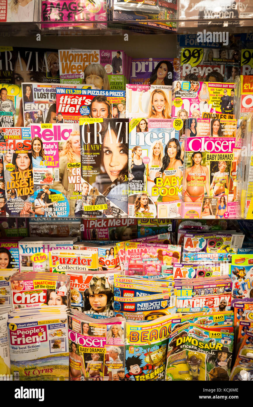 Magazine auf Verkauf in einem Supermarkt Stockfoto