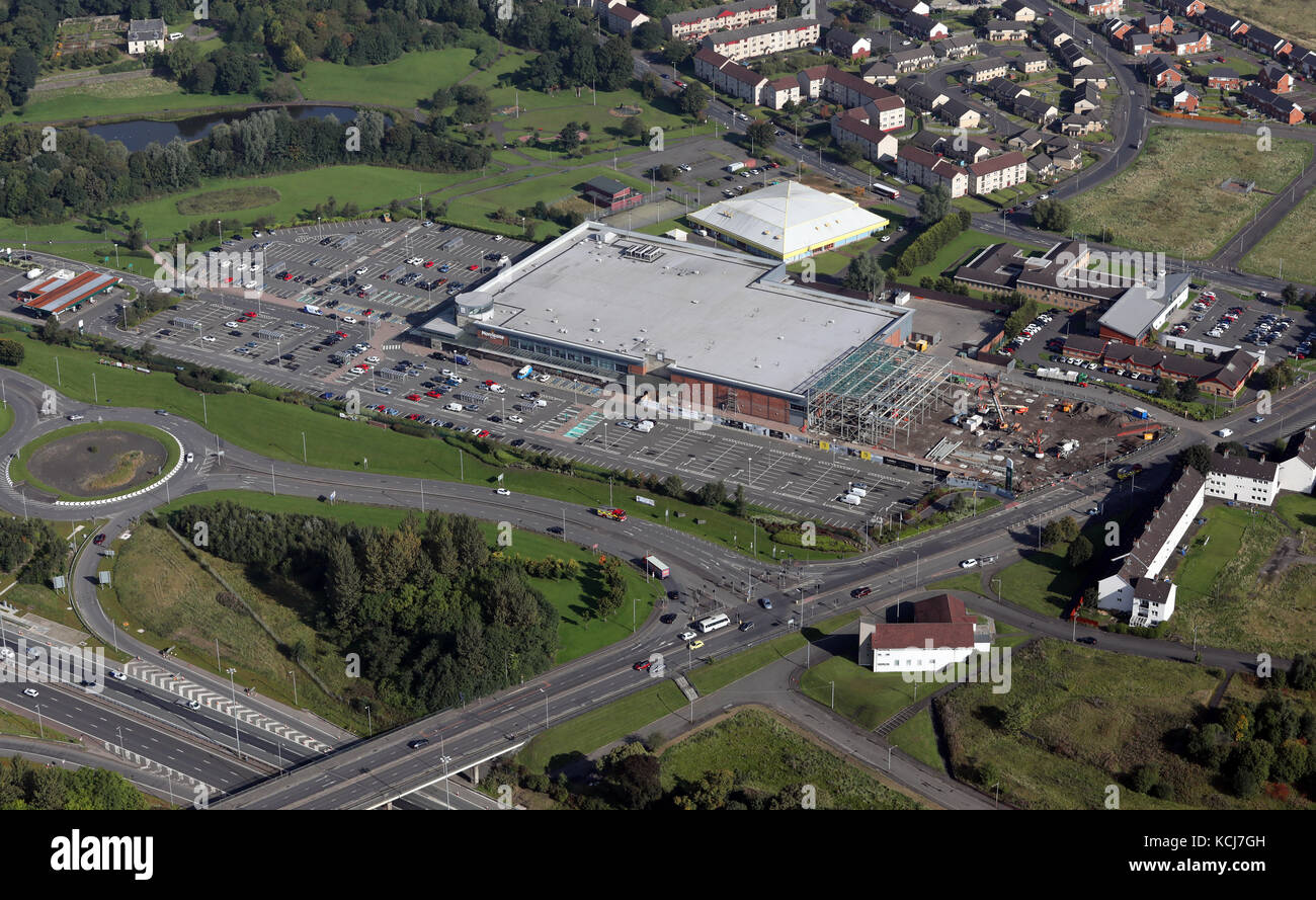 Luftaufnahme von Morrisons Superstore, Auchinlea Weg, Glasgow, Großbritannien Stockfoto