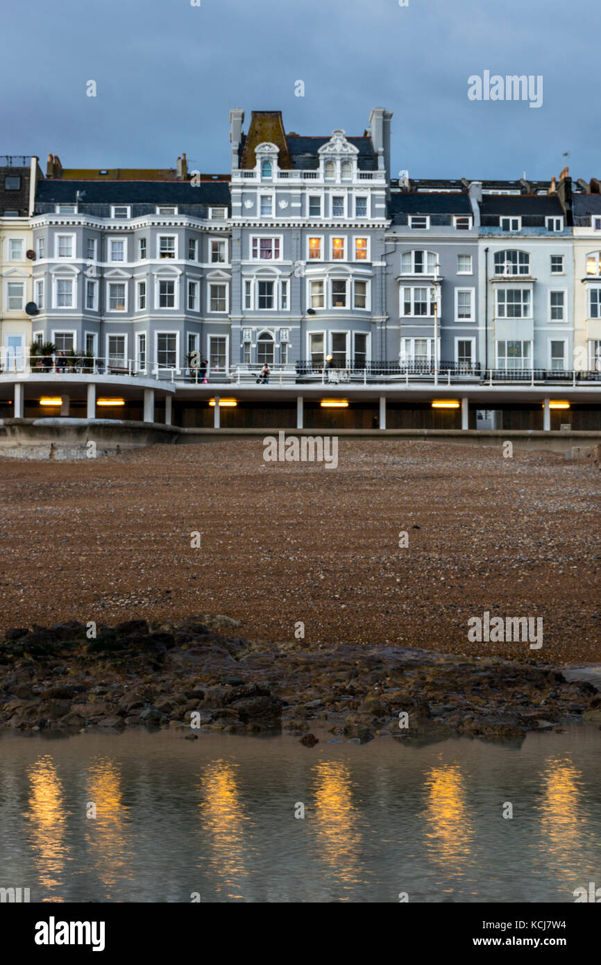 Viktorianische Häuser am Meer oben Flasche Gasse in der Dämmerung in Hastings, St Leonards vom Strand bei Ebbe Stockfoto