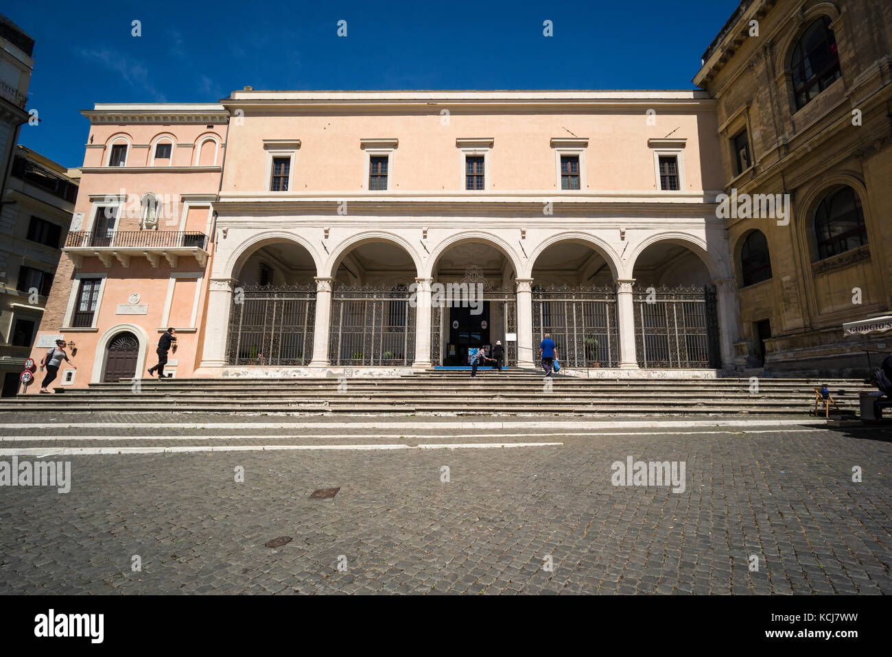 Rom. Italien. Außenseite der Basilika di San Pietro in Vincoli (Kirche St. Petrus in Ketten), Piazza di San Pietro in Vincoli. Stockfoto