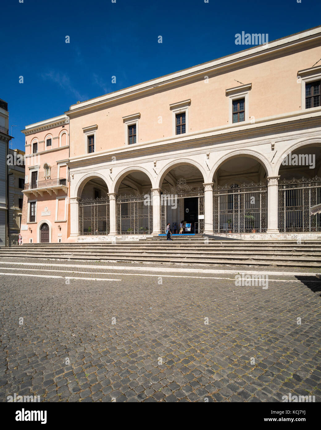 Rom. Italien. Außenseite der Basilika di San Pietro in Vincoli (Kirche St. Petrus in Ketten), Piazza di San Pietro in Vincoli. Stockfoto