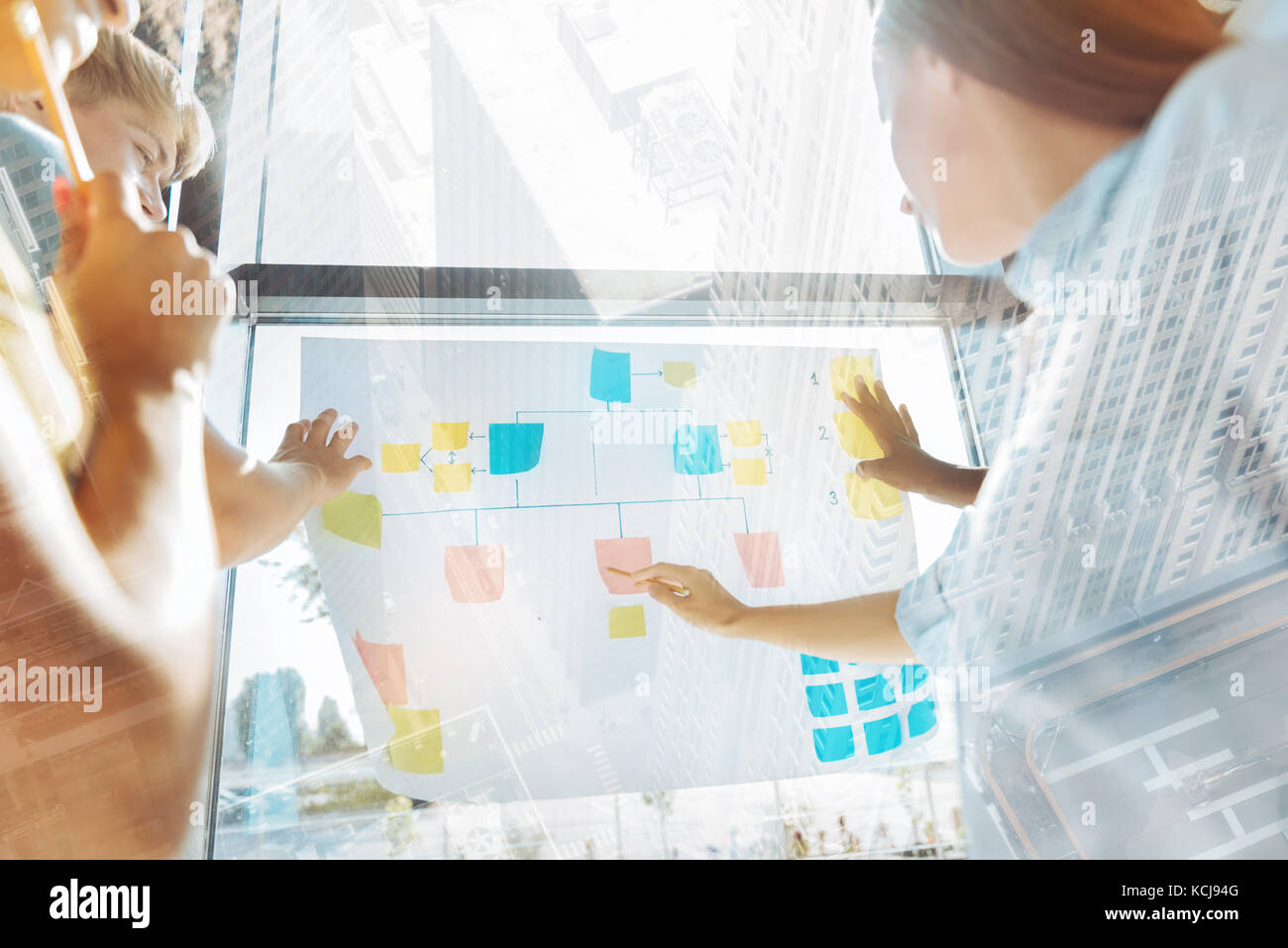 Kreative Mitarbeiter diskutieren business plan Stockfoto