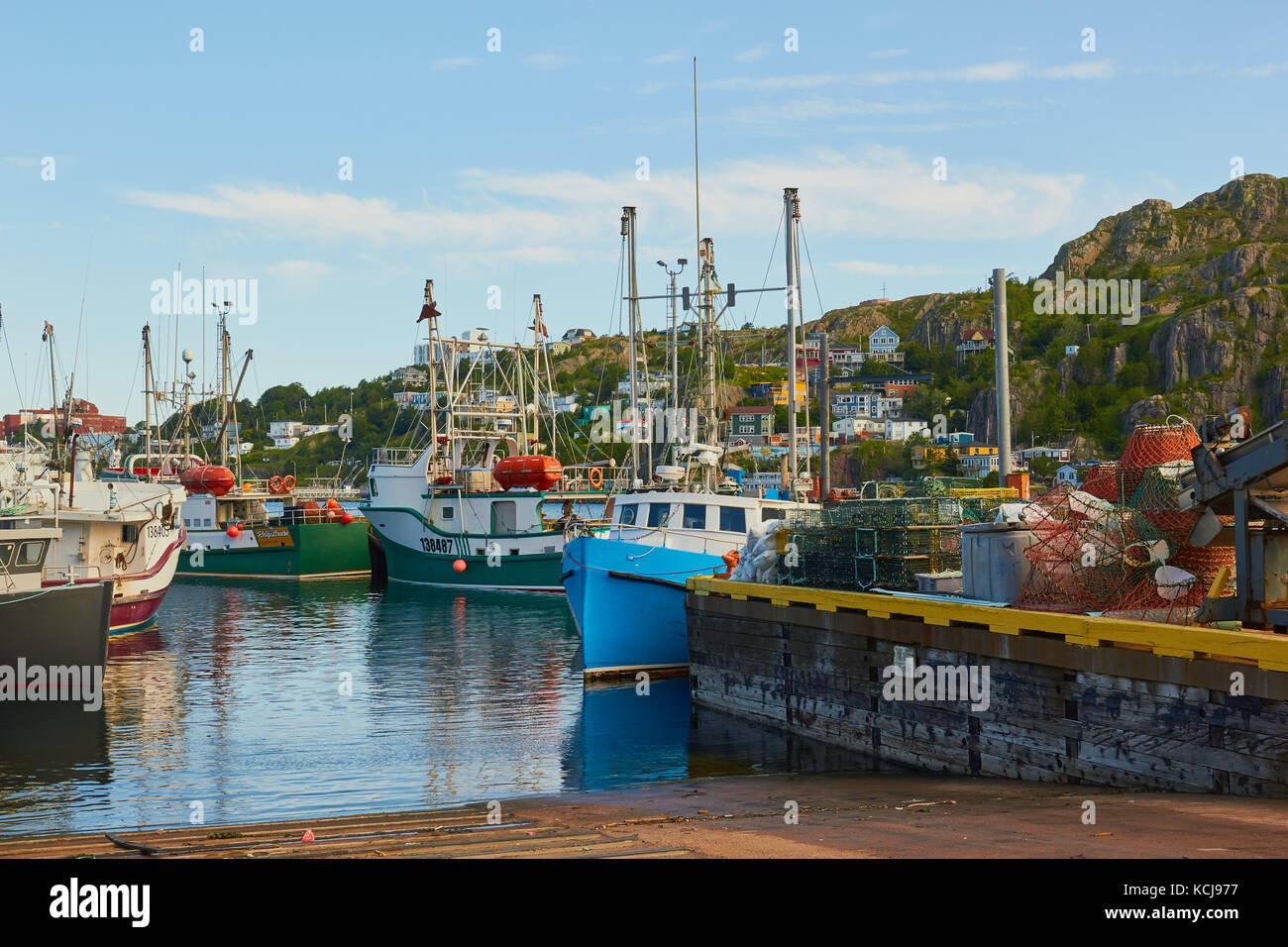 Fischtrawler und Hummer Töpfe, St John's Neufundland, Kanada Stockfoto