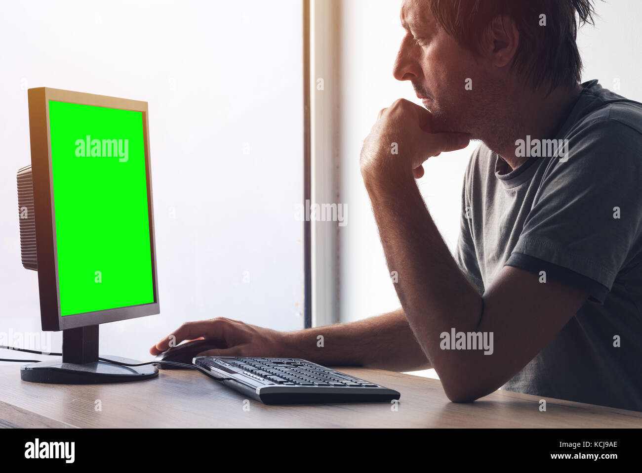Freelancer arbeiten im Home Office Desktop-PC Computer. Monitor hat Green Screen als Mock up Kopie Raum. Stockfoto