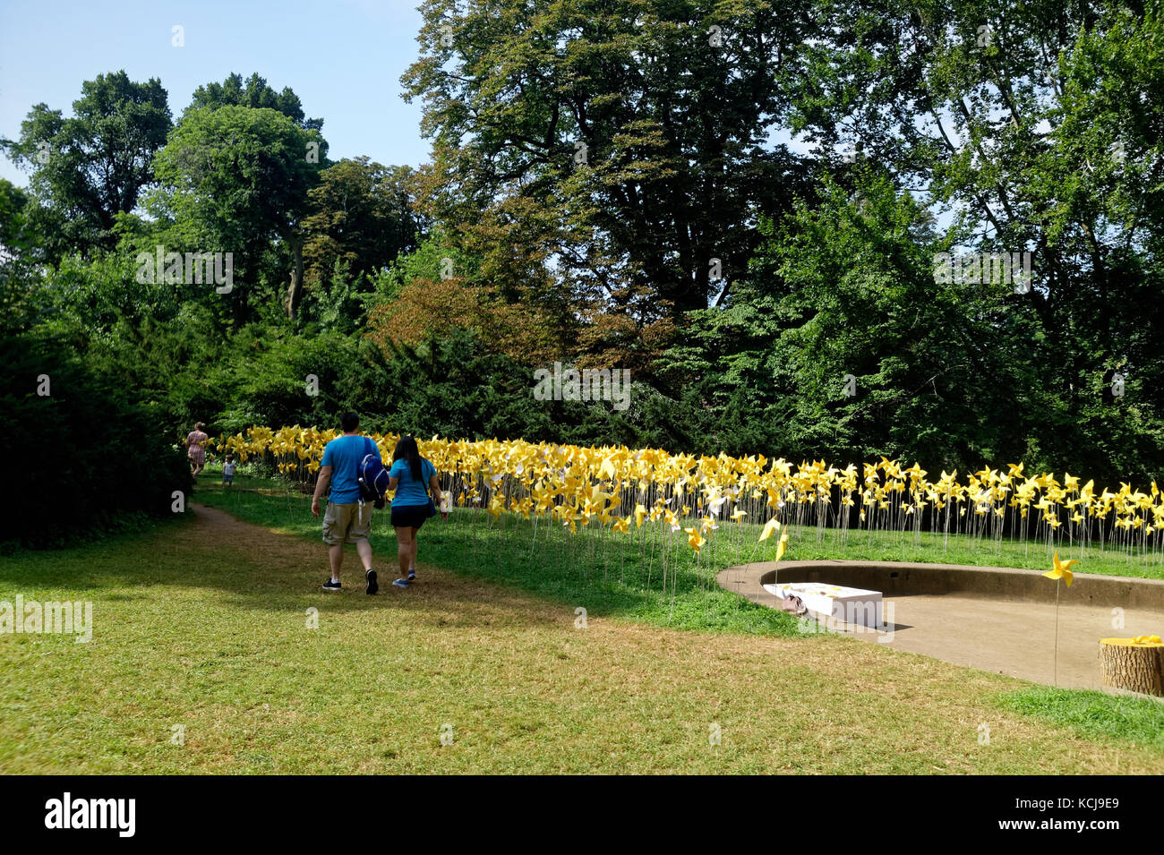 Tausende gelbe Pinwheels angezeigt, wie eine Kunstinstallation in Prospect Park, Brooklyn anläßlich des 150. Jahrestages der Park zu feiern. Stockfoto