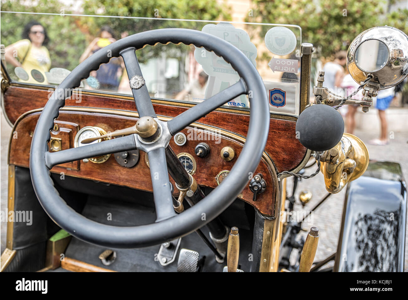 Italien Ligurien Celle Ligure Antique Car Meeting Detail des Lenkrads und der Innenraum Antique Car Stockfoto