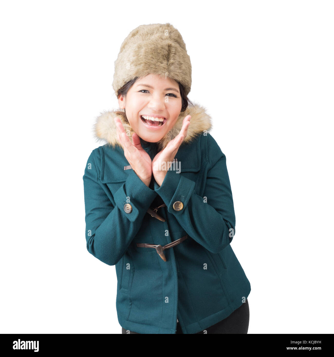 Asiatische Frau mit grünen Mantel mit Fell Hut isoliert auf weiss Stockfoto