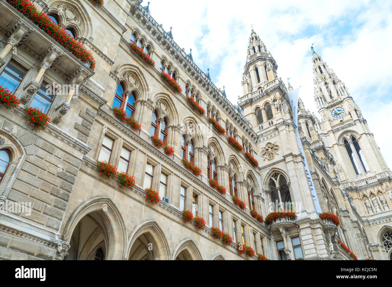 Österreich, Wien, Nach oben Blick auf das Rathaus Fassade in einem bewölkten Tag Stockfoto