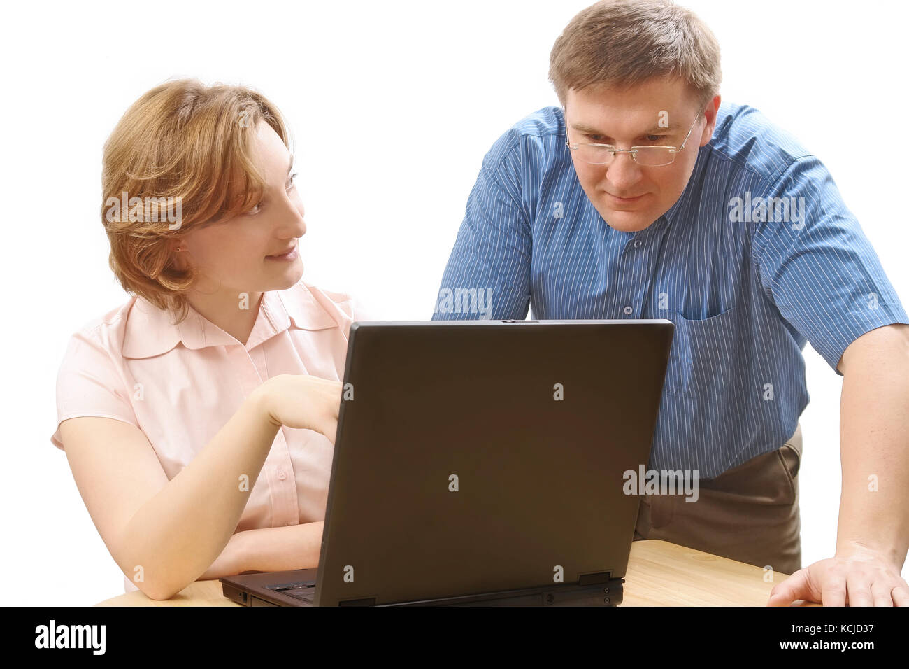 Junge Geschäftsfrau arbeiten mit Laptop, männliche Mitarbeiter für Hilfe - Über weiß Stockfoto