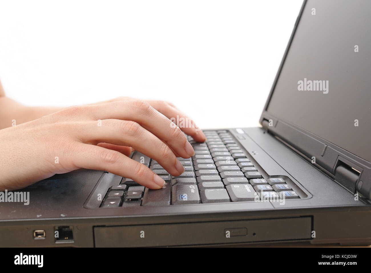 Nahaufnahme der weibliche Hände am Laptop Tastatur Stockfoto