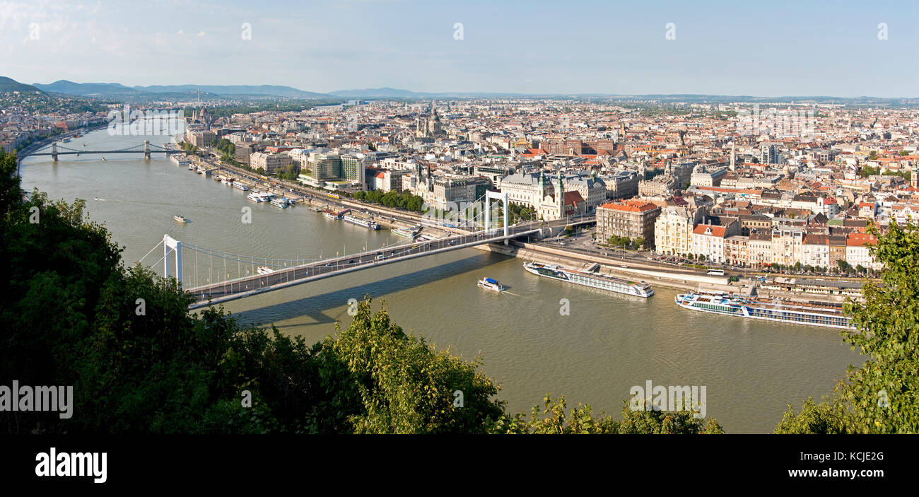 3 Bilderstich Panorama-Stadtansicht der Donau in Budapest an einem sonnigen Tag mit Elisabeth-Brücke im Vordergrund und Kettenbrücke im Hintergrund. Stockfoto