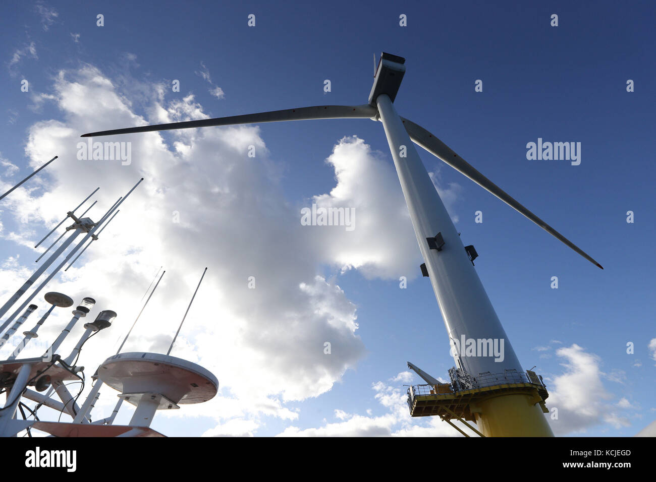 Eine von fünf neuen Windenergieanlagen im Offshore-Windpark Blyth, gebaut von EDF Energy. Stockfoto