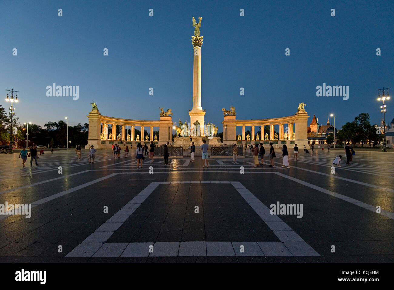 Ein Blick auf den Heldenplatz - Hősök tere - in Budapest bei Nacht Abend Dämmerung. Stockfoto