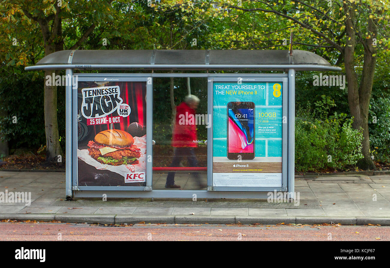 Wartehäuschen, Bushaltestelle, Wartehallen, erstklassige Lage, Einzelhandelsgeschäfte, zu verkaufen, alle Anfragen, Plakat, speichert in Lord Street, Southport, Merseyside, UK zu lassen. Stockfoto