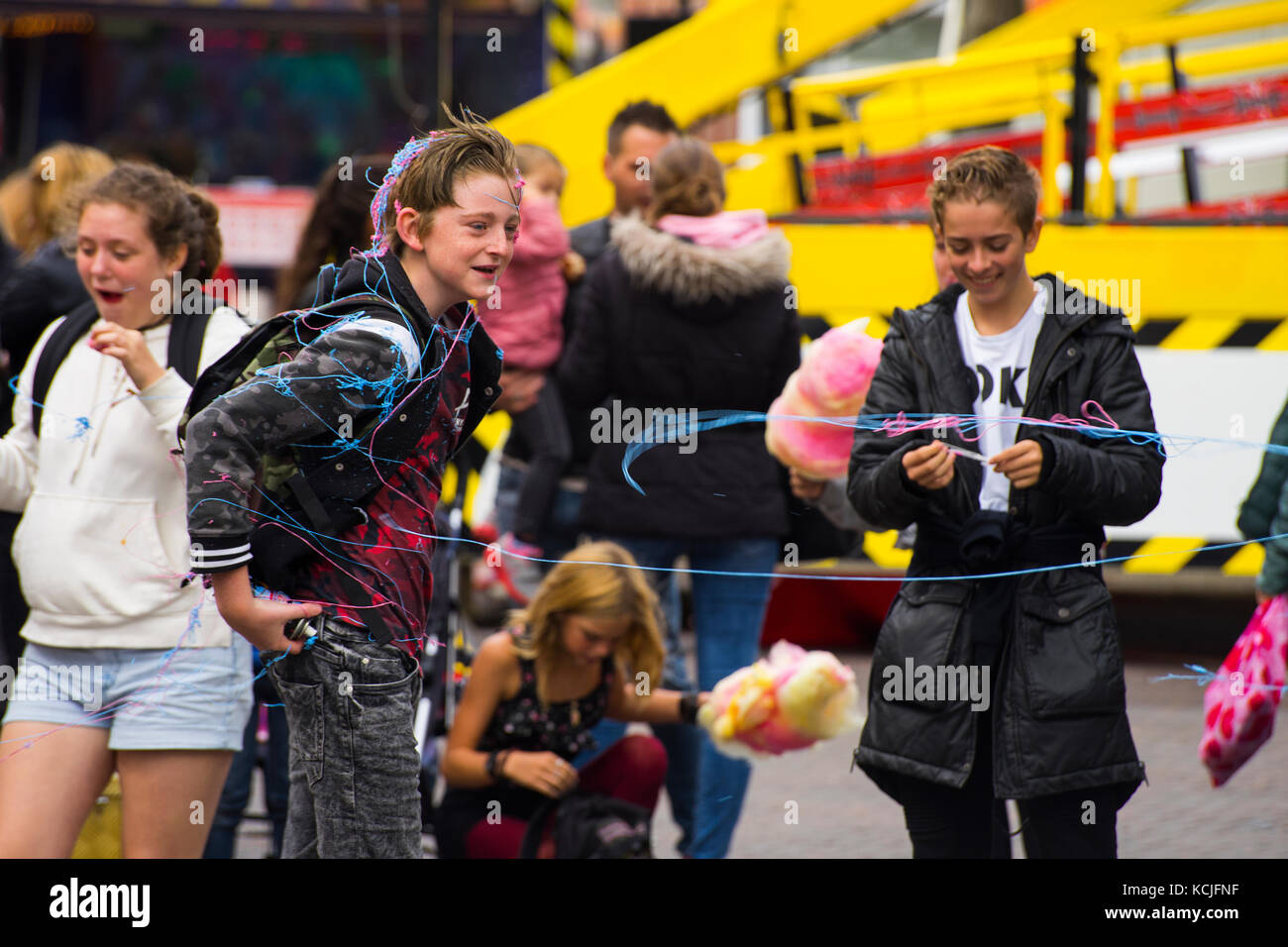 Leiden, Niederlande vom 3. Oktober 2017. Die lokale Messe Freizeitpark Kinder Spritzen mit einem Schaumstoff an der Messe. Stockfoto