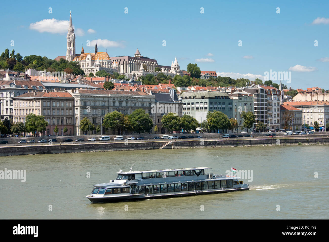 Blick auf die Budaer Seite von Budapest mit der Fischerbastei und der Matthias Kirche auf dem Burgberg. Stockfoto