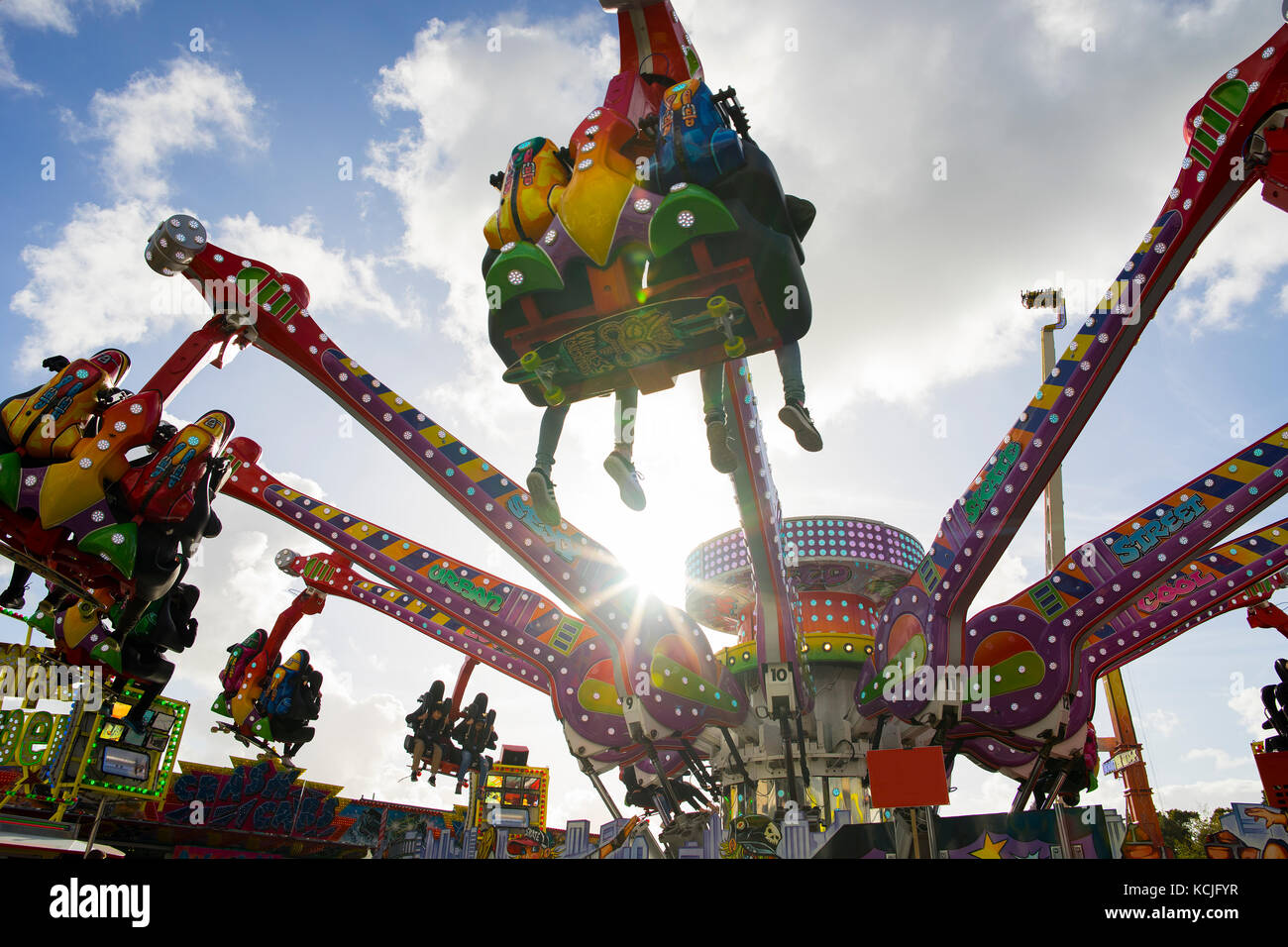 Leiden, Niederlande vom 3. Oktober 2017, die Menschen sitzen in Sitze von der Spinnerei messe Attraktion, die Luft an der jährlichen Unterhaltung Messe. Stockfoto