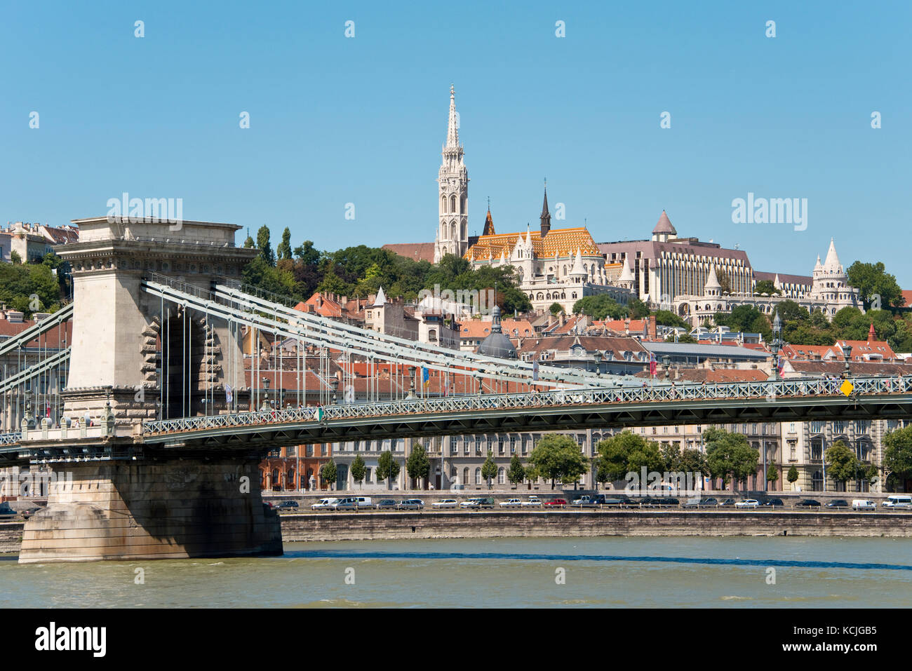 Ein Blick auf die Széchenyi Kettenbrücke über die Donau in Budapest mit der Fischerbastei und Matthias Kirche im Hintergrund. Stockfoto