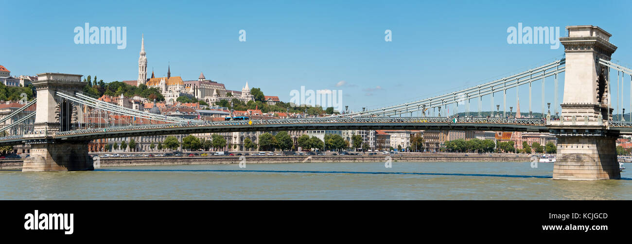 Ein Blick auf die Széchenyi Kettenbrücke über die Donau in Budapest mit der Fischerbastei und Matthias Kirche im Hintergrund. Stockfoto