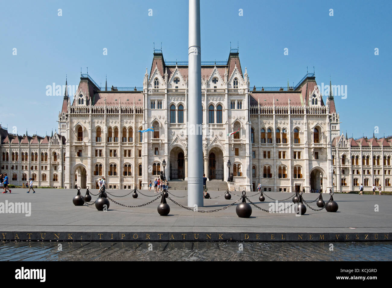 Der offizielle Haupteingang des ungarischen Parlamentsgebäudes am Kossuth Lajos Platz in Budapest an einem sonnigen Tag mit blauem Himmel. Stockfoto