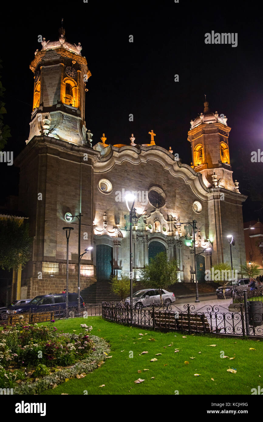 Kathedrale Basilika unserer Lieben Frau des Friedens im neoklassischen Stil auf der plaza 10 de Noviembre bei Nacht in der Stadt Potosi, Tomás Frías, Bolivien Stockfoto