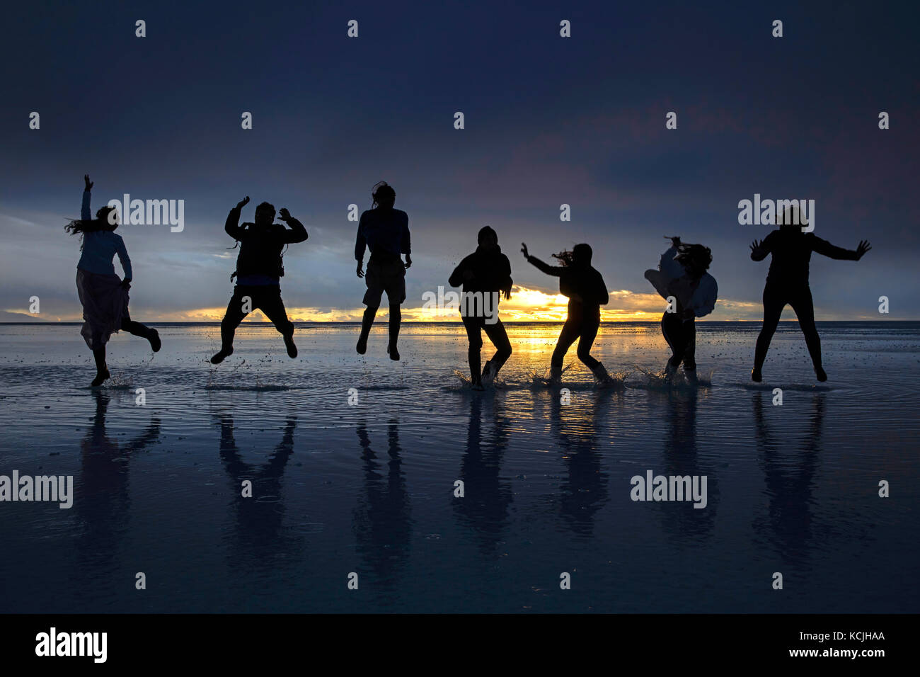 Touristen bei Sonnenuntergang auf dem Salar de Uyuni/Salar de tunupa, der weltweit grösste Salzsee, Provinz Daniel Campos, Potosi, Bolivien Stockfoto