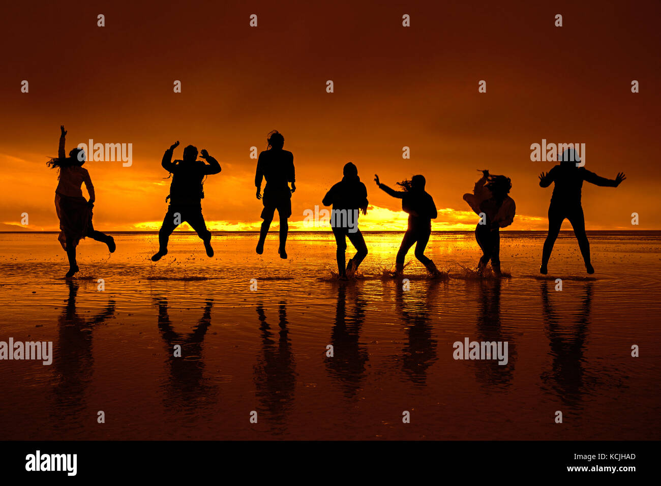Touristen bei Sonnenuntergang auf dem Salar de Uyuni/Salar de tunupa, der weltweit grösste Salzsee, Provinz Daniel Campos, Potosi, Bolivien Stockfoto