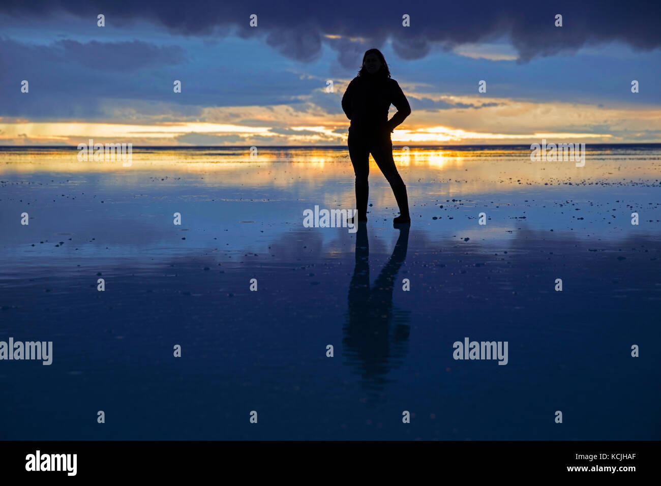 Silhouette der touristischen posiert auf dem Salar de Uyuni/Salar de Tunupa bei Sonnenuntergang, der weltweit grösste Salzsee, Provinz Daniel Campos, Potosi, Bolivien Stockfoto