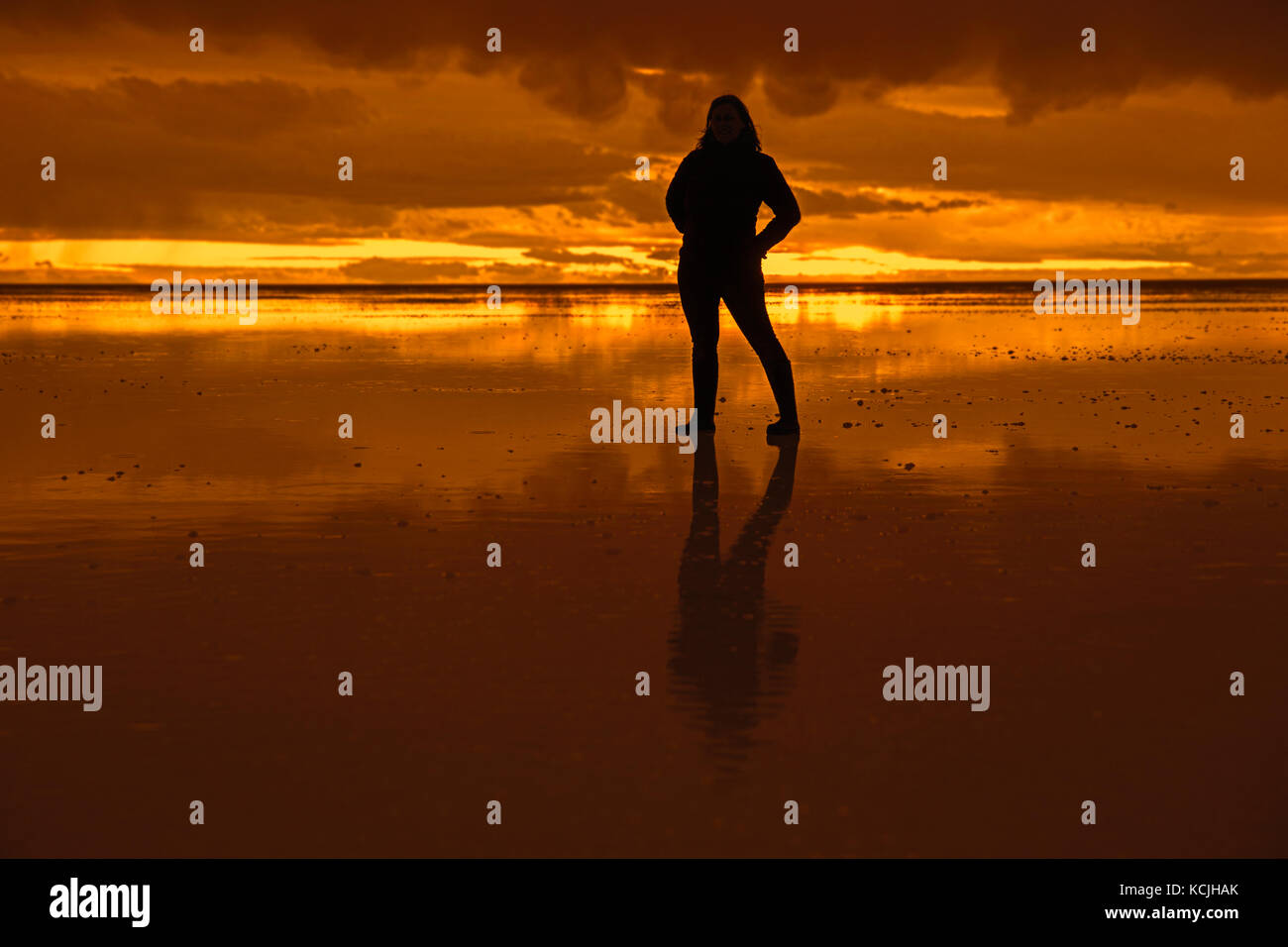 Silhouette der touristischen posiert auf dem Salar de Uyuni/Salar de Tunupa bei Sonnenuntergang, der weltweit grösste Salzsee, Provinz Daniel Campos, Potosi, Bolivien Stockfoto