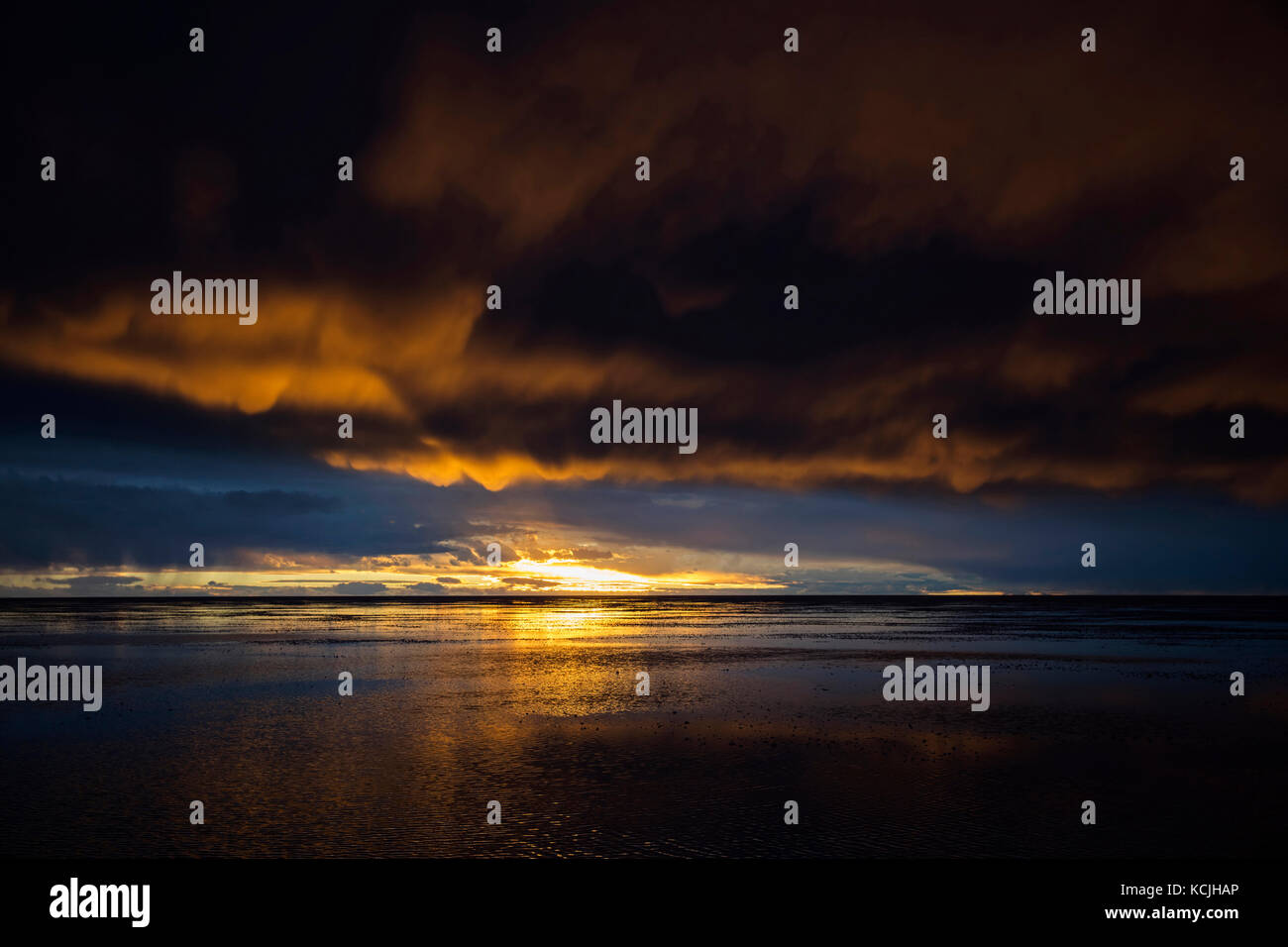 Spektakulären Sonnenuntergang über dem Salar de Uyuni/Salar de tunupa mit Wasser bedeckt, der weltweit grösste Salzsee, Provinz Daniel Campos, Potosi, Bolivien Stockfoto