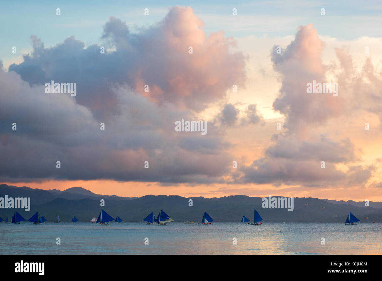 Wolken bei Sonnenuntergang über Panay Island, von Boracay, Philippinen Asien gesehen Stockfoto