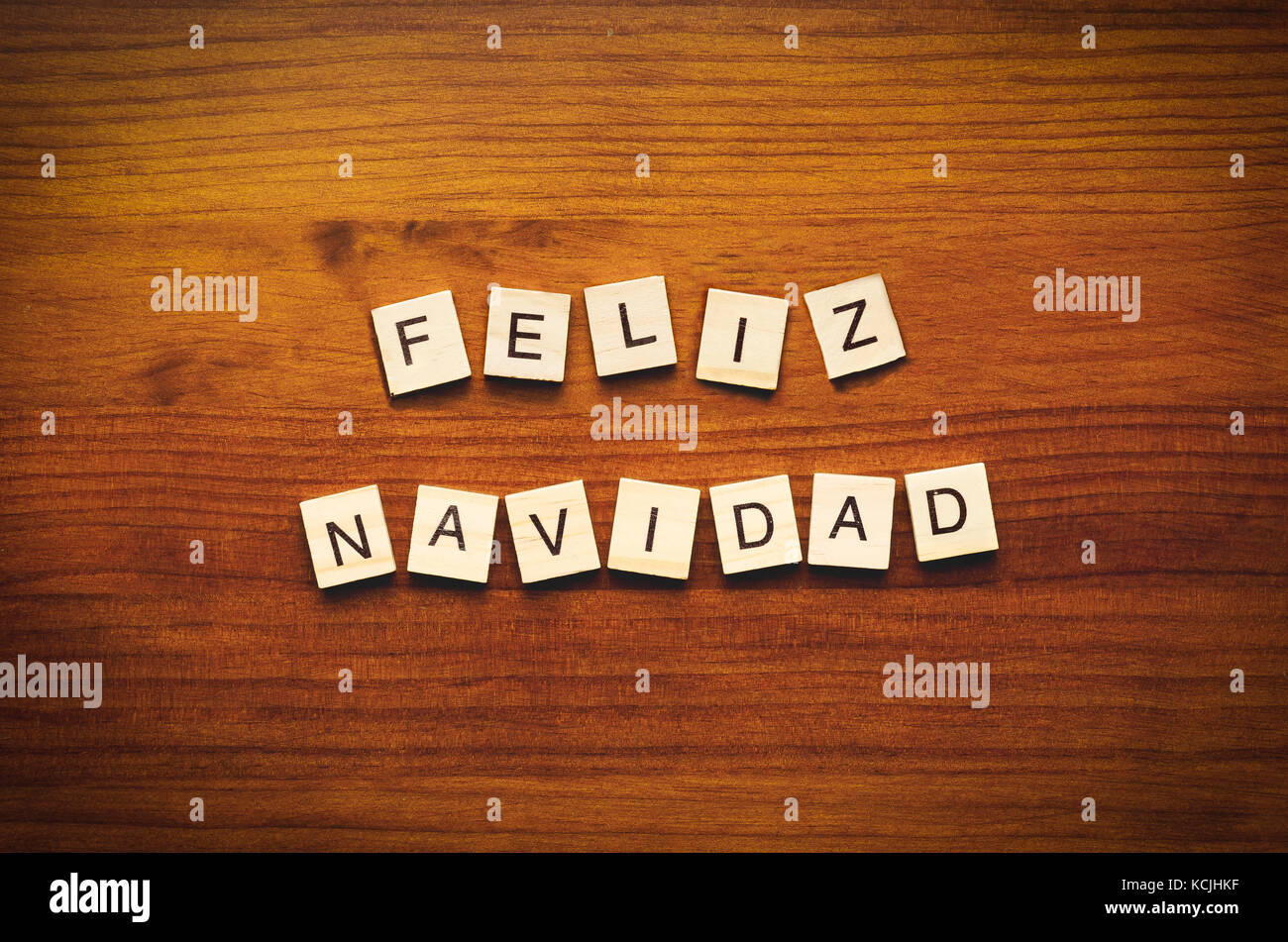 Feliz Navidad Text auf einer hölzernen Hintergrund Stockfoto
