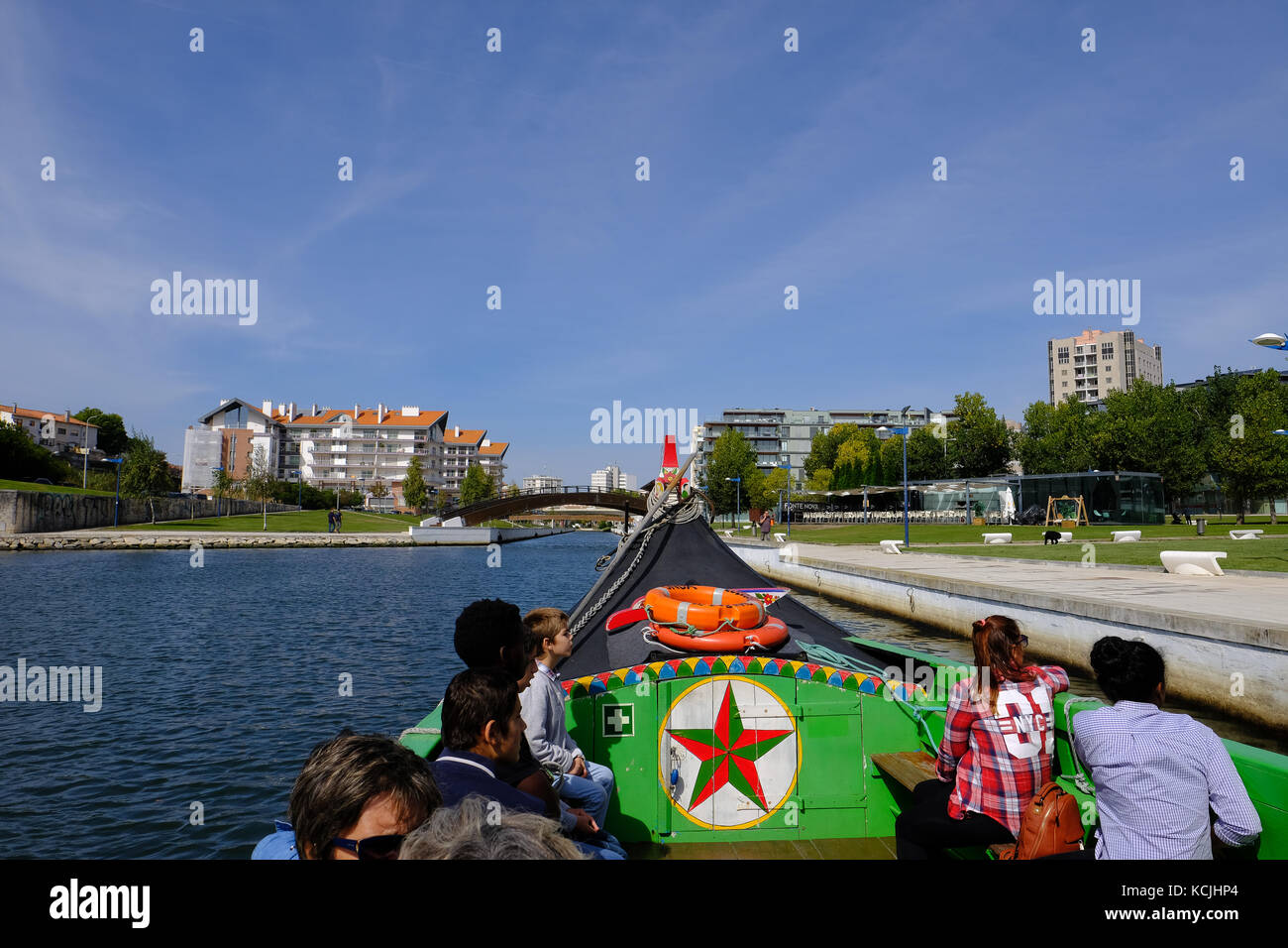 Bootstour in einem wasserkanal von Aveiro, Portugal - bekannt als das portugiesische Venedig. Stockfoto