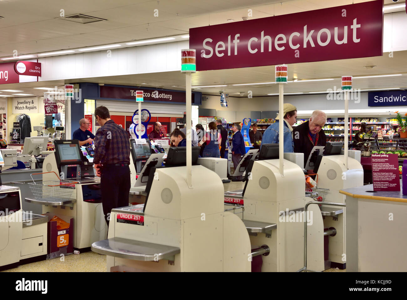 Reihen von Self Service Check out Kassen im Supermarkt mit Zeichen oben Stockfoto