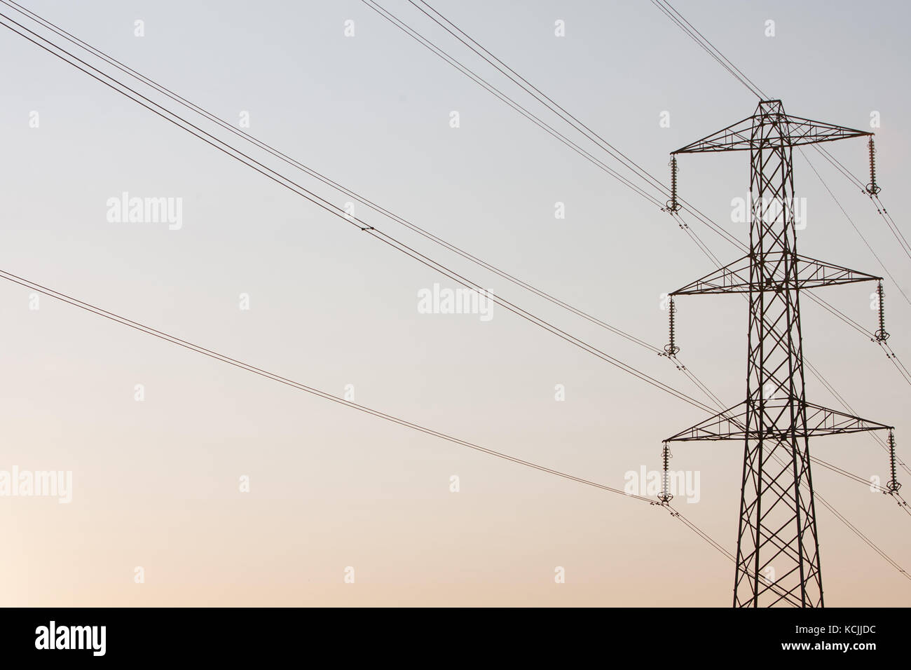 Foto unter Stromleitungen auf klaren Sommernachmittag in Glasgow Stockfoto