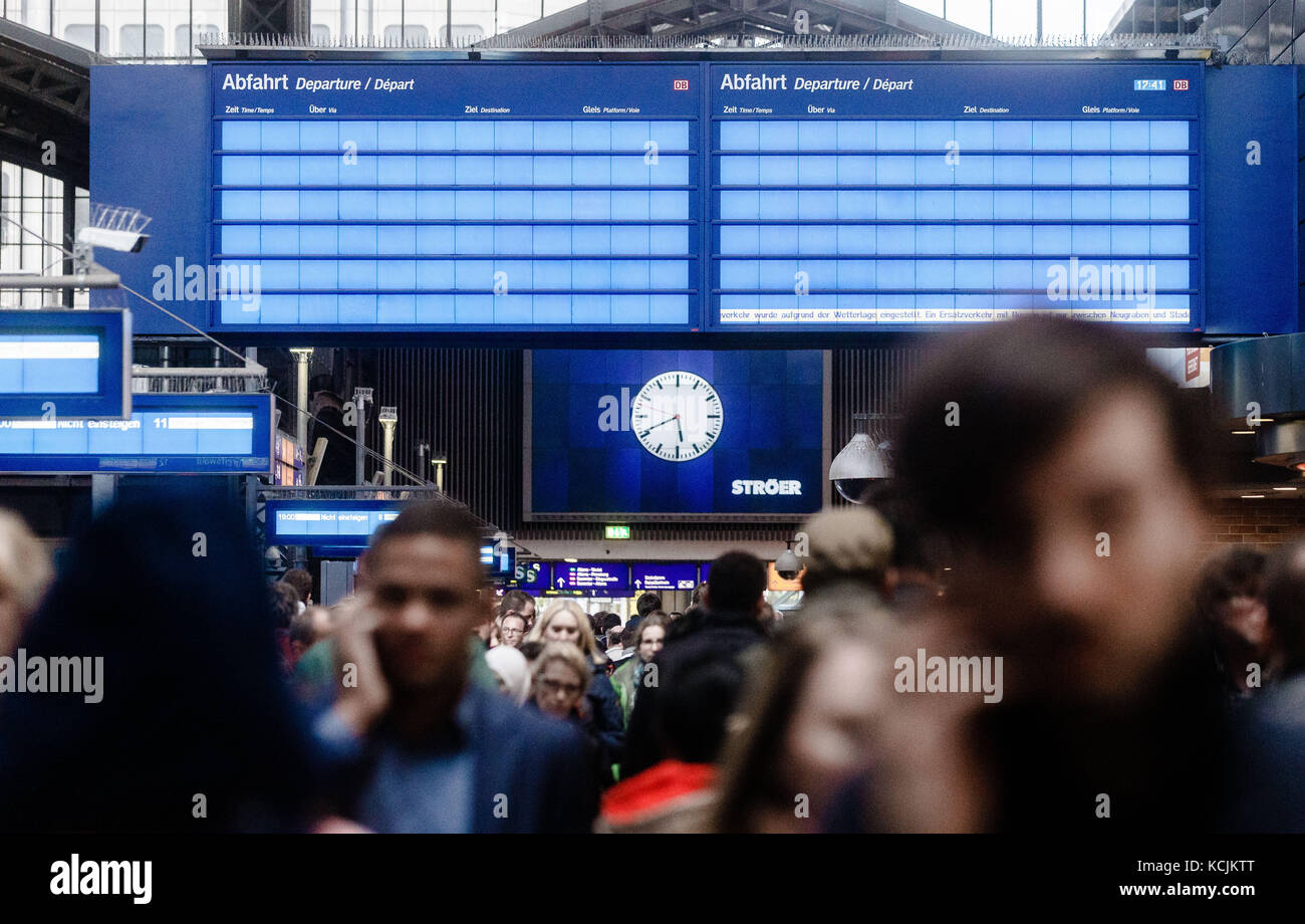 Hamburg, Deutschland. Oktober 2017. Leere Anzeigetafeln sind nach der Annullierung des gesamten Bahnverkehrs am Hamburger Hauptbahnhof am 5. Oktober 2017 zu sehen. Quelle: Markus Scholz/dpa/Alamy Live News Stockfoto