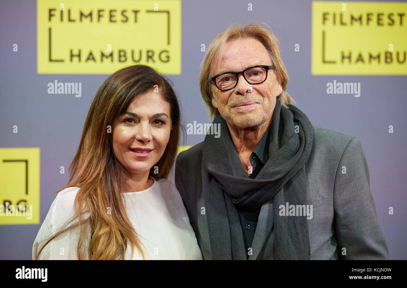 Hamburg, Deutschland. Oktober 2017. Schauspieler Volker Lechtenbrink und seine Frau Guel Ural-Aytekin bei der Eröffnung des 25. Hamburger Filmfestivals im CinemaxX in Hamburg, 5. Oktober 2017. Das Festival endet am 14. Oktober. Quelle: Georg Wendt/dpa/Alamy Live News Stockfoto