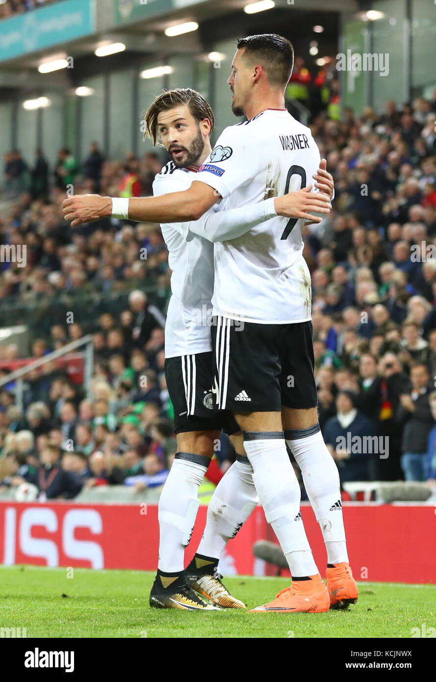 Belfast, Nordirland. Oktober 2017. Sandro Wagner (r) feiert sein 0:2 Tor mit Marvin Plattenhardt beim WM-Qualifikationsspiel der Gruppe C zwischen Nordirland und Deutschland am 5. Oktober 2017 in Belfast, Nordirland. Quelle: Christian Charisius/dpa/Alamy Live News Stockfoto