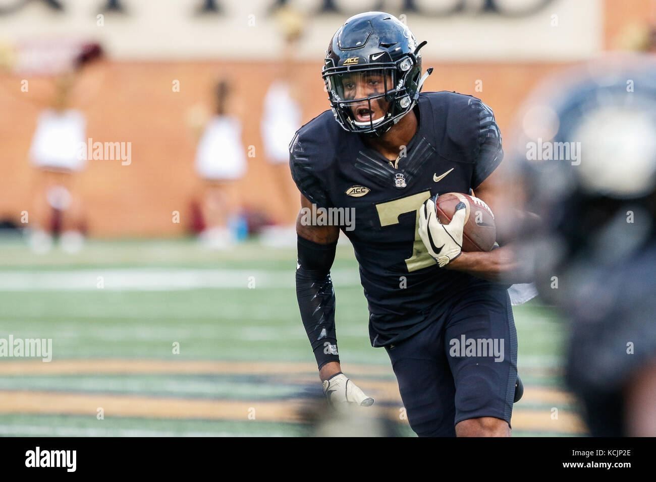 Winston-Salem, NC, USA. 30 Sep, 2017. Scotty Washington (7) Der Wake Forest Dämon-diakone läuft für einen ersten Abstieg in der NCAA matchup zwischen Florida State und Wake Forest bei BB&T Feld in Winston-Salem, NC. (Scott Kinser/Cal Sport Media) Credit: Csm/Alamy leben Nachrichten Stockfoto