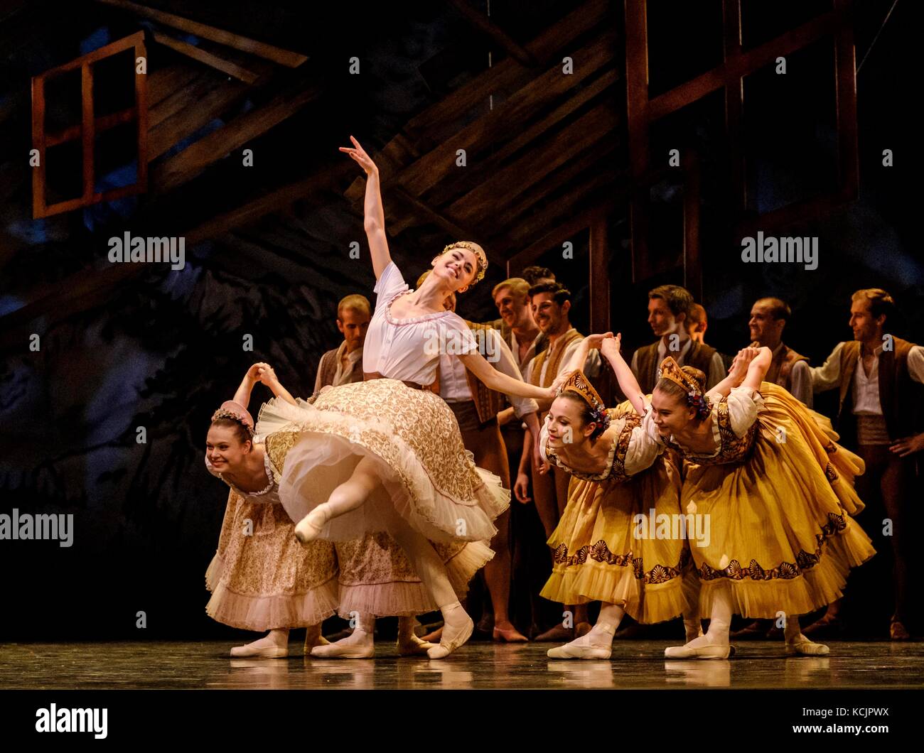 Glasgow, Großbritannien. Oktober 2017. Eine Szene aus der SCHOTTISCHEN BALLETTPRODUKTION von 'The Fairy's Kiss' (Le Baiser de la Fée) im Theatre Royal, Glasgow. Der schottische Choreograph Kenneth MacMillan schuf 1960 den Fairy’s Kiss für das Royal Ballet. Mit der Wiederbelebung des Scottish Ballet feiert er seinen 25. Todestag und seine erste Präsentation seit 1986. Inspiriert von Hans Christian Andersens Märchen die Eisjungfrau erzählt der Märchenküss die Geschichte eines Jungen, der mit einem Kuss verflucht wurde und für die Unsterblichkeit bestimmt ist. Kredit: Andrew Wilson/Alamy Live News25. Jahrestag Stockfoto