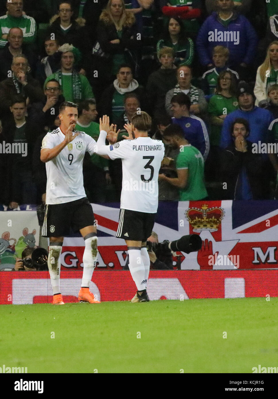 Nationale Fußball-Stadion im Windsor Park von Belfast Nordirland. 05. Oktober 2017. 2018 WM-Qualifikationsspiel - Nordirland gegen Deutschland. Sandro Wagner (9 links) feiert sein Ziel. Credit: David Hunter/Alamy Leben Nachrichten. Stockfoto