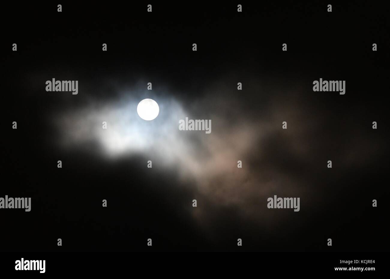 Neue Mühlen, High Peak, Derbyshire, Großbritannien. 5. Okt, 2017. die Harvest Moon erscheint flüchtig zwischen schweren Wolken über der derbyshire Hügel, von neuen Mühlen gesehen. Credit: John fryer/alamy leben Nachrichten Stockfoto