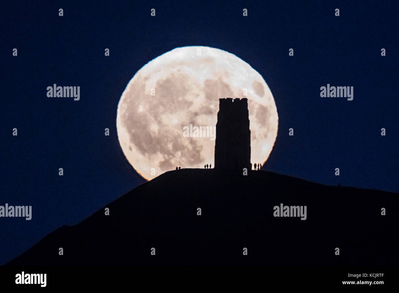 Glastonbury, Somerset, UK. 5. Oktober 2017. UK Wetter. Die Ernte der Mond hinter Glastonbury Tor in Somerset in der Dämmerung auf einen Abend mit klarem Himmel. Foto: Graham Jagd-/Alamy leben Nachrichten Stockfoto