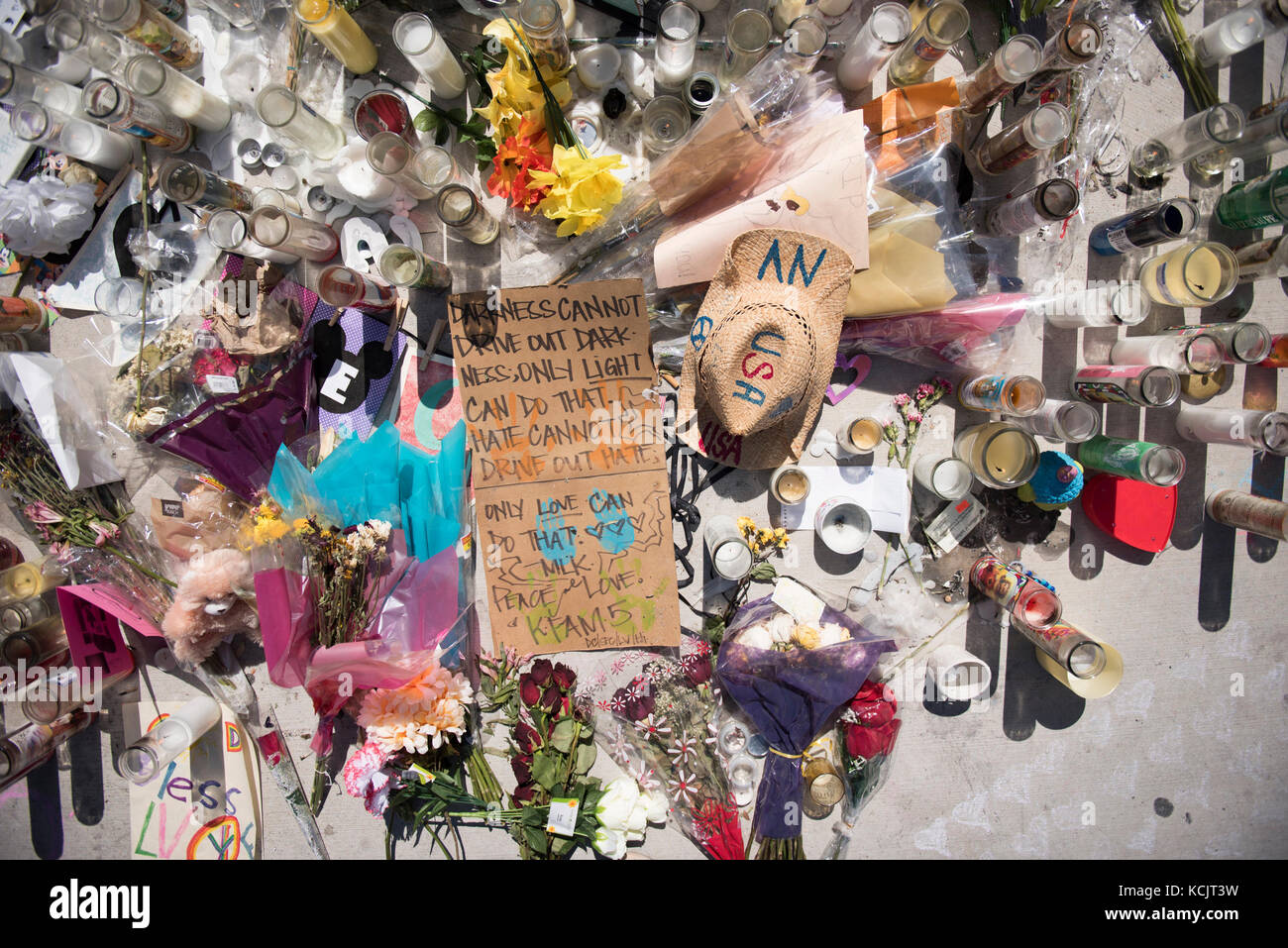 Las Vegas, USA. 05 Okt, 2017. Ein provisorisches Denkmal für die Opfer des Route 91 Harvest Country Music Festival Masse schießen auf dem Strip in Las Vegas, Nev., Oct. 5, 2017. Credit: Jason ogulnik/alamy leben Nachrichten Stockfoto
