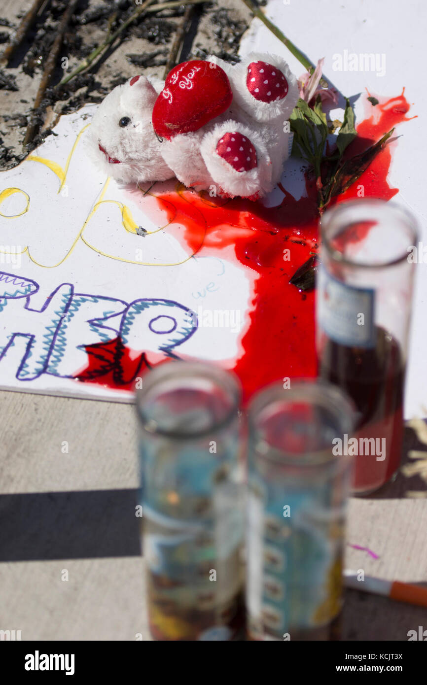 Las Vegas, USA. 05 Okt, 2017. Ein provisorisches Denkmal für die Opfer des Route 91 Harvest Country Music Festival Masse schießen auf dem Strip in Las Vegas, Nev., Oct. 5, 2017. Credit: Jason ogulnik/alamy leben Nachrichten Stockfoto