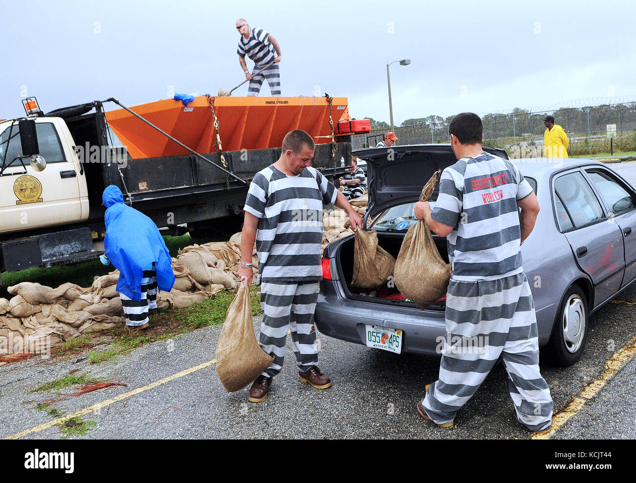 Sharpes, United States. 05 Okt, 2017. Gefangenen aus der Brevard County Jail füllen Sandsäcke für Anwohner Überschwemmungen durch Hochwasser vom Hurrikan Irma, die durch die jüngsten starken Regenfälle am 5. Oktober verstärkt zu bekämpfen, 2017 in sharpes, Florida. Credit: Paul Hennessy/alamy leben Nachrichten Stockfoto