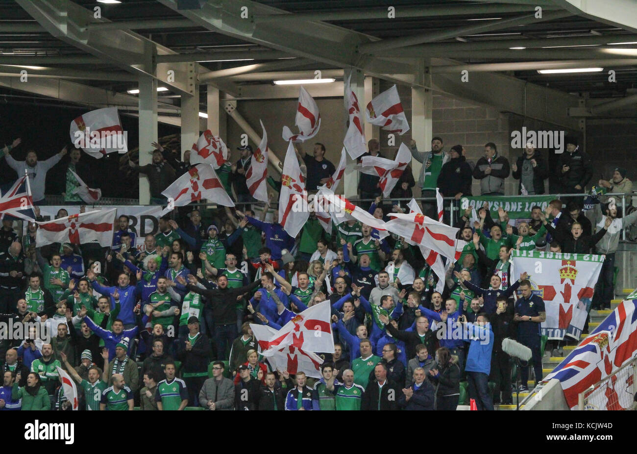 Nationale Fußball-Stadion im Windsor Park von Belfast Nordirland. 05. Oktober 2017. 2018 WM-Qualifikationsspiel - Nordirland gegen Deutschland. Nordirland Fans im Windsor Park. Quelle: David Hunter/Alamy Leben Nachrichten. Stockfoto