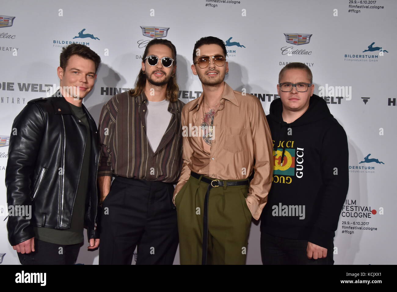 Köln, Deutschland. Oktober 2017. Die Band 'Tokio Hotel' mit ihren Mitgliedern Georg Listing (L-R), Tom und Bill Kaulitz sowie Gustav Schaefer ist auf dem roten Teppich zur Filmvorführung 'Tokio Hotel - hinter die Welt' beim Filmfestival Köln 2017 am 5. Oktober 2017 zu sehen. - KEIN KABELSERVICE - Credit: Horst Galuschka/dpa/Horst Galuschka dpa/Alamy Live News Stockfoto